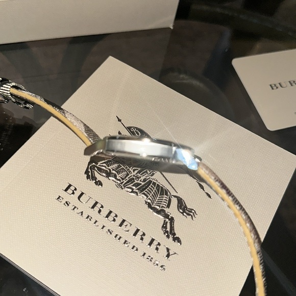 Burberry ❤️ Watch in Signature print on Leather Coated Canvas Strap. Pre❤️Loved - Picture 8 of 9